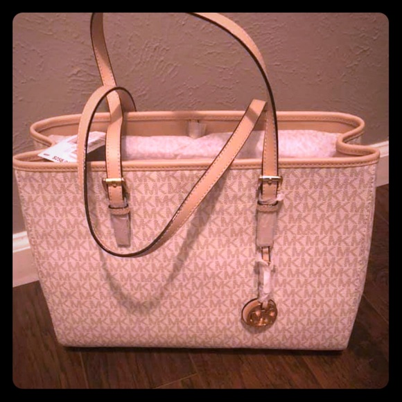 Michael Kors Handbags - NWT Michael Kors Jet Set Tote